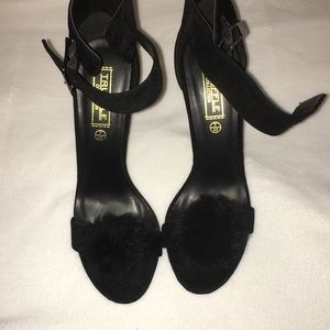 Beautiful never worn before pumps.